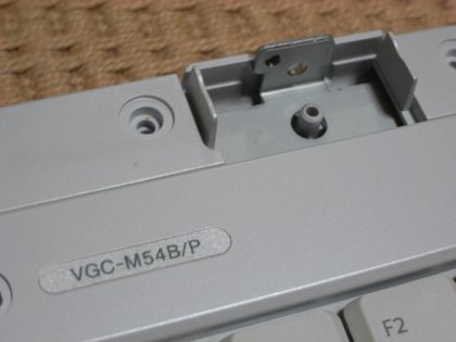 VAIO Type-M のキーボード側のヒンジ部分1（左）