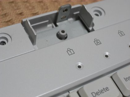 VAIO Type-M のキーボード側のヒンジ部分2（右）