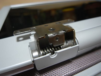 VAIO Type-M のキーボード兼フタのヒンジ部分1（左）